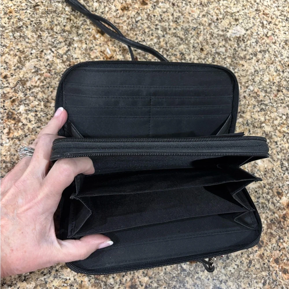 Wilsons Leather Elegant Black Crossbody Bag - Picture 12 of 16